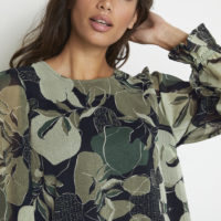 Kagio Blouse green closeup