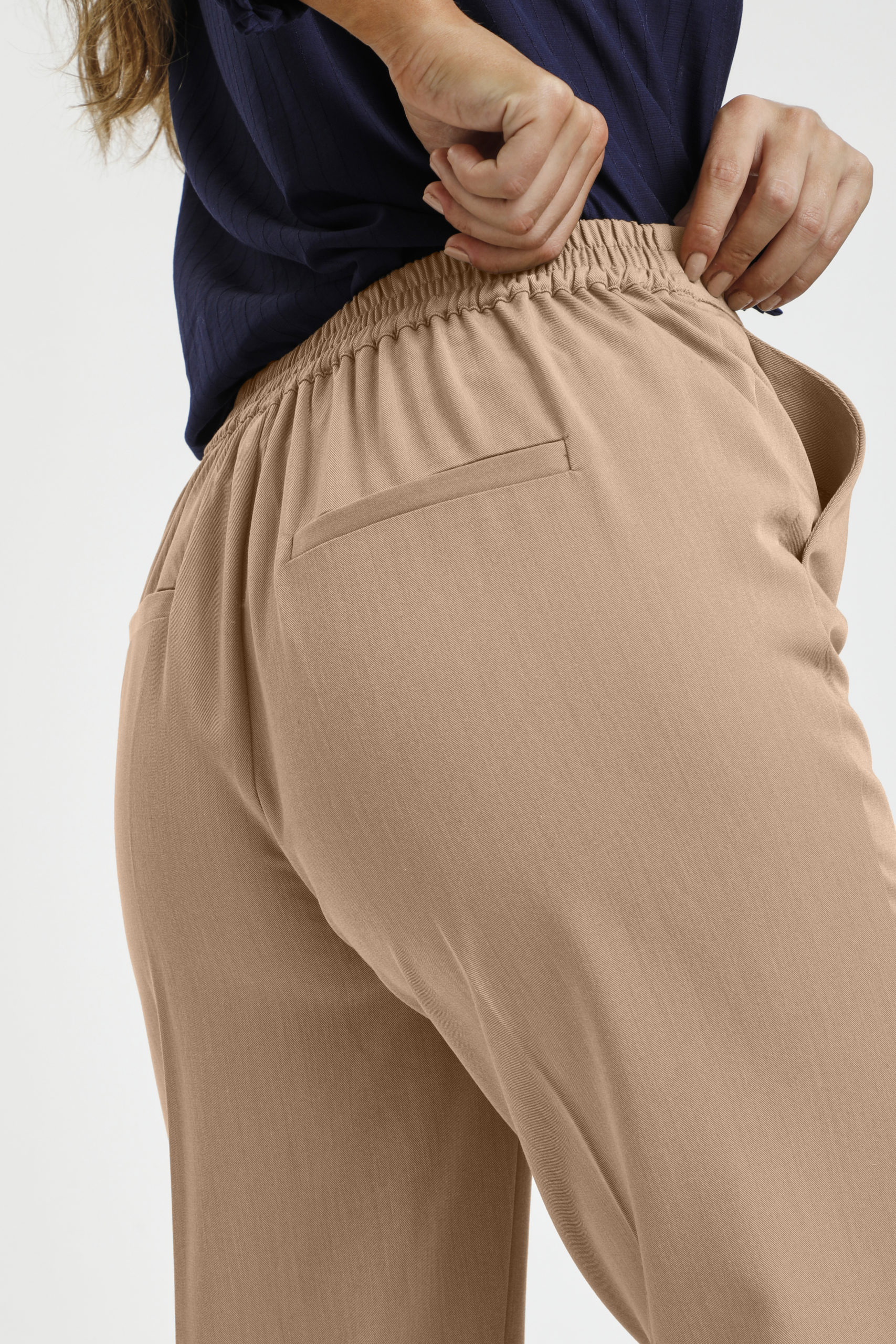 KAsakura Cropped Pants beige butt