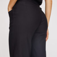 Donna Loose Crop Pant black bottom