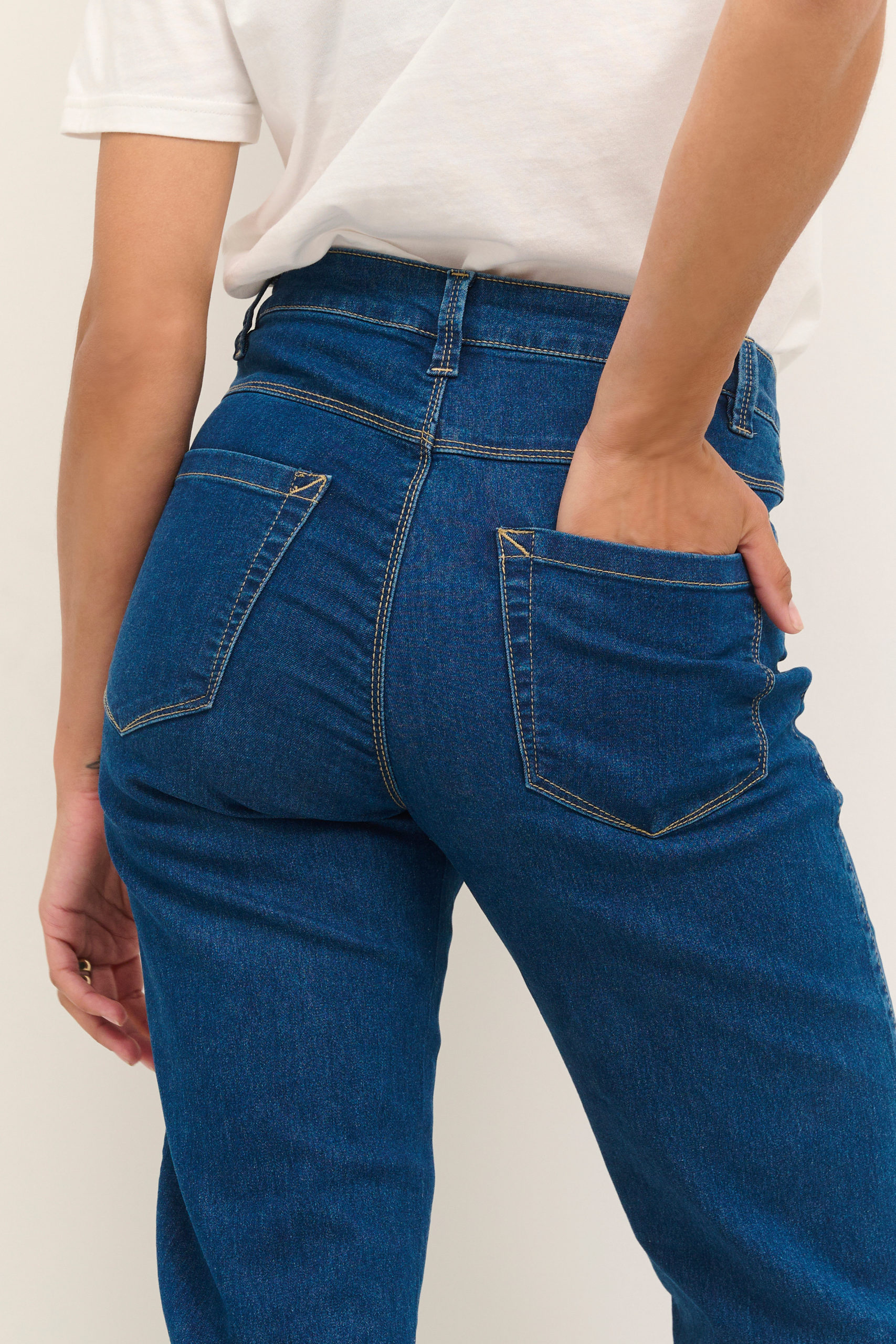 KAvicky Straight Blue Jeans closeup back
