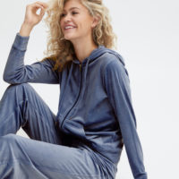 ByMitza Blue Velour Sæt sitting