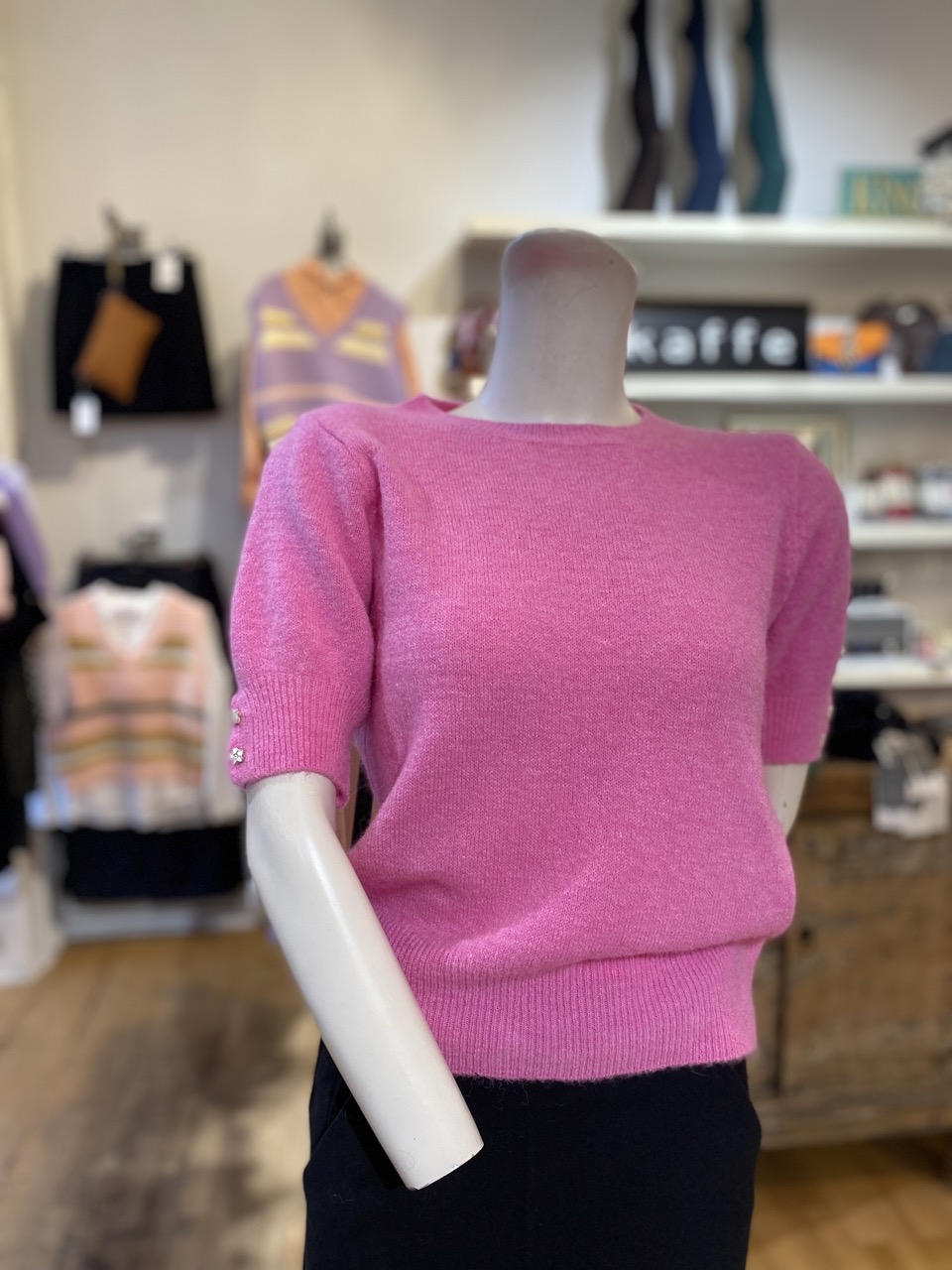 Pink Flower Button Knit on manequinn