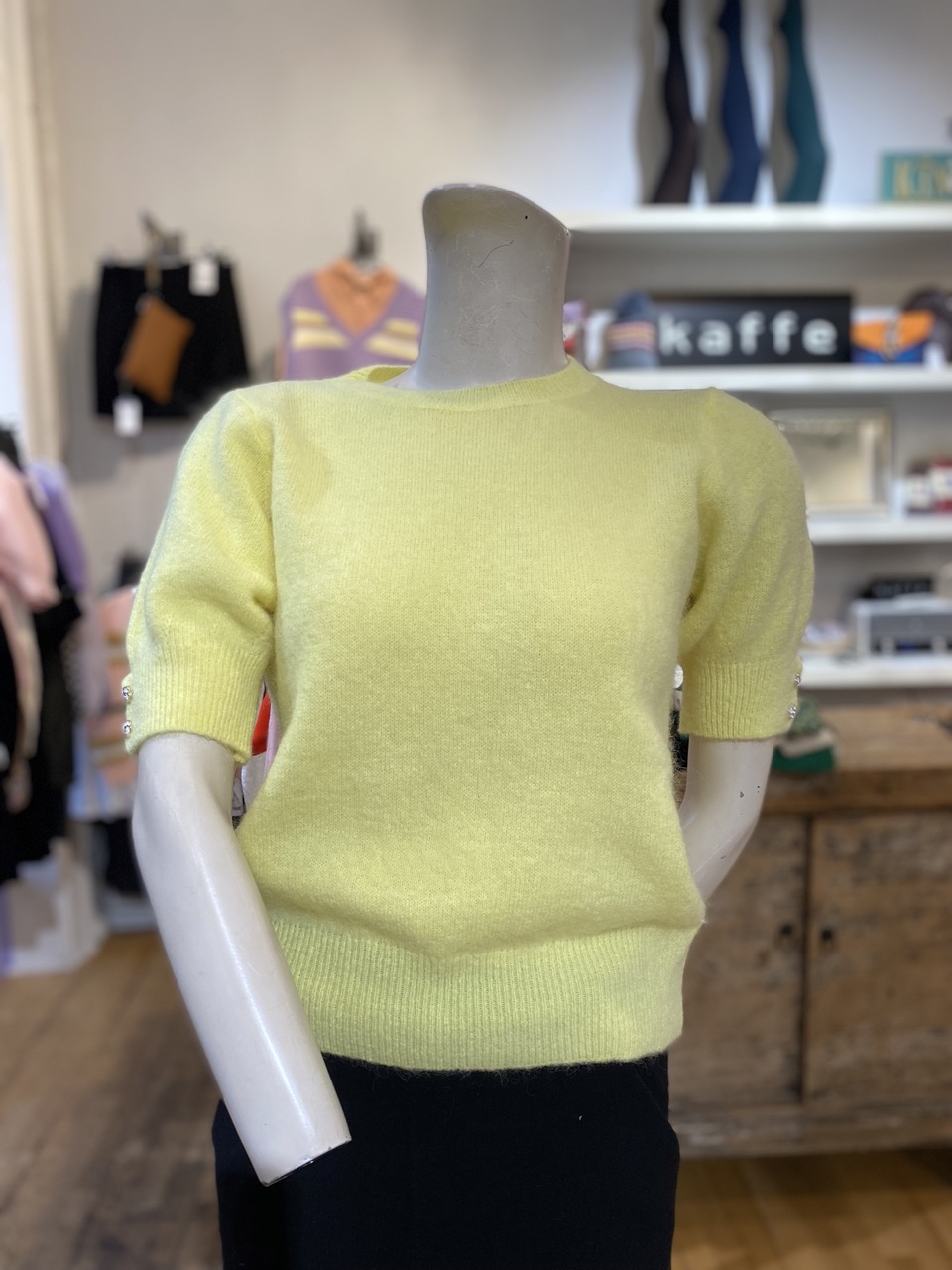 Yellow Flower Button Knit on manequinn