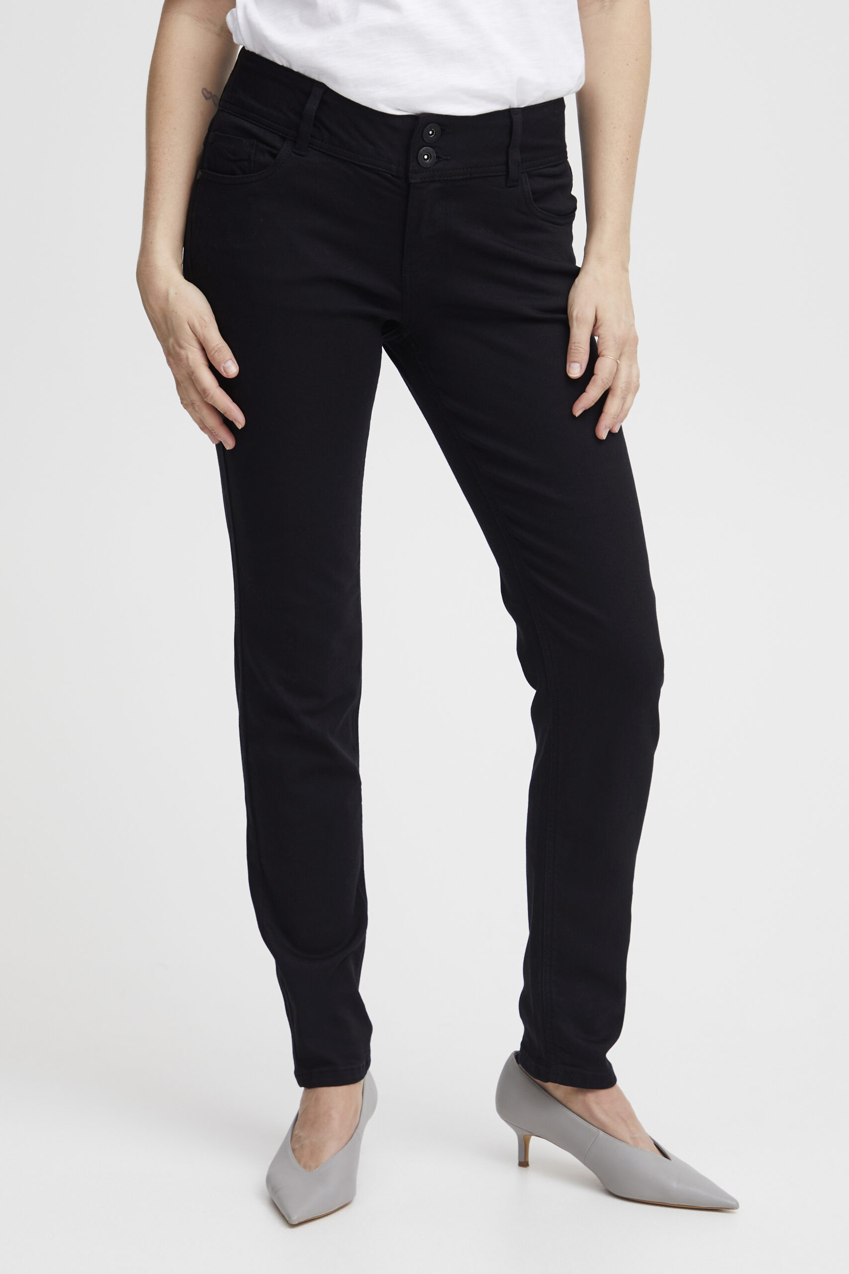 Suzy Black Curved Skinny Leg front