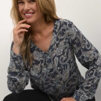 KAamber Midnight Paisley Bluse closeup