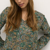 KAamber Green Paisley Bluse closeup