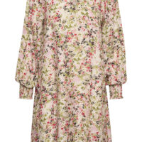 KAjohanna Blouse er en super fin skjortebluse med blomstermønster i flotte pink og røde toner. Blusen har v-halvudskæring samt 3/4-lange vide ærmer, der afsluttes med brede smock manchetter. KAjohanna Blouse er fra Kaffe Clothing og kan snildt bruges til både hverdag og fest. – kombiner gerne med det flotte jakkesæt ‘KAjenny’ i Pink Mist for ægte forårs-look. Pasform: Regular fit Længde: 61 cm svarer til str. 36 Vaskes på vrangen på 30* finvask. Ingen tumbling. Kan stryges ved mellem varme. Tåler rens. Materiale: 80% Viskose, 20% Polyamid KAFFE Clothing er et dansk modebrand beliggende i Ikast. De har siden 1993 har givet den naturlige feminine kvinde en moderne skandinavisk stil. KAFFE’s kollektioner er designet til moderne kvinder i alle aldre, størrelser og personligheder. Med over 20 års erfaring fortsætter de med at skabe tidløse kollektioner med smukke feminine detaljer. Deres fantastiske tekstiler, pasformer og alsidige stilarter giver et ubesværet og raffineret look. KAFFE Clothing er en del af DK Company, en succesfuld multibrand fashion group og i dag en af Europas mest etablerede modeleverandører. Du kan se hele udvalget fra KAFFE her og følge med på vores facebook og instagram profiler for at få sidste nyt på styles, konkurrencer og meget mere. Tilmeld dig vores nyhedsbrev her og få 10% rabat på din første ordre! item front