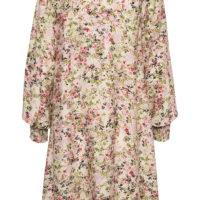 KAjohanna Blouse er en super fin skjortebluse med blomstermønster i flotte pink og røde toner. Blusen har v-halvudskæring samt 3/4-lange vide ærmer, der afsluttes med brede smock manchetter. KAjohanna Blouse er fra Kaffe Clothing og kan snildt bruges til både hverdag og fest. – kombiner gerne med det flotte jakkesæt ‘KAjenny’ i Pink Mist for ægte forårs-look. Pasform: Regular fit Længde: 61 cm svarer til str. 36 Vaskes på vrangen på 30* finvask. Ingen tumbling. Kan stryges ved mellem varme. Tåler rens. Materiale: 80% Viskose, 20% Polyamid KAFFE Clothing er et dansk modebrand beliggende i Ikast. De har siden 1993 har givet den naturlige feminine kvinde en moderne skandinavisk stil. KAFFE’s kollektioner er designet til moderne kvinder i alle aldre, størrelser og personligheder. Med over 20 års erfaring fortsætter de med at skabe tidløse kollektioner med smukke feminine detaljer. Deres fantastiske tekstiler, pasformer og alsidige stilarter giver et ubesværet og raffineret look. KAFFE Clothing er en del af DK Company, en succesfuld multibrand fashion group og i dag en af Europas mest etablerede modeleverandører. Du kan se hele udvalget fra KAFFE her og følge med på vores facebook og instagram profiler for at få sidste nyt på styles, konkurrencer og meget mere. Tilmeld dig vores nyhedsbrev her og få 10% rabat på din første ordre! item back
