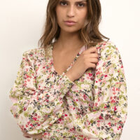 KAjohanna Blouse er en super fin skjortebluse med blomstermønster i flotte pink og røde toner. Blusen har v-halvudskæring samt 3/4-lange vide ærmer, der afsluttes med brede smock manchetter. KAjohanna Blouse er fra Kaffe Clothing og kan snildt bruges til både hverdag og fest. – kombiner gerne med det flotte jakkesæt ‘KAjenny’ i Pink Mist for ægte forårs-look. Pasform: Regular fit Længde: 61 cm svarer til str. 36 Vaskes på vrangen på 30* finvask. Ingen tumbling. Kan stryges ved mellem varme. Tåler rens. Materiale: 80% Viskose, 20% Polyamid KAFFE Clothing er et dansk modebrand beliggende i Ikast. De har siden 1993 har givet den naturlige feminine kvinde en moderne skandinavisk stil. KAFFE’s kollektioner er designet til moderne kvinder i alle aldre, størrelser og personligheder. Med over 20 års erfaring fortsætter de med at skabe tidløse kollektioner med smukke feminine detaljer. Deres fantastiske tekstiler, pasformer og alsidige stilarter giver et ubesværet og raffineret look. KAFFE Clothing er en del af DK Company, en succesfuld multibrand fashion group og i dag en af Europas mest etablerede modeleverandører. Du kan se hele udvalget fra KAFFE her og følge med på vores facebook og instagram profiler for at få sidste nyt på styles, konkurrencer og meget mere. Tilmeld dig vores nyhedsbrev her og få 10% rabat på din første ordre! closeup