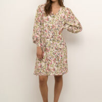 KAjohanna Blouse er en super fin skjortebluse med blomstermønster i flotte pink og røde toner. Blusen har v-halvudskæring samt 3/4-lange vide ærmer, der afsluttes med brede smock manchetter. KAjohanna Blouse er fra Kaffe Clothing og kan snildt bruges til både hverdag og fest. – kombiner gerne med det flotte jakkesæt ‘KAjenny’ i Pink Mist for ægte forårs-look. Pasform: Regular fit Længde: 61 cm svarer til str. 36 Vaskes på vrangen på 30* finvask. Ingen tumbling. Kan stryges ved mellem varme. Tåler rens. Materiale: 80% Viskose, 20% Polyamid KAFFE Clothing er et dansk modebrand beliggende i Ikast. De har siden 1993 har givet den naturlige feminine kvinde en moderne skandinavisk stil. KAFFE’s kollektioner er designet til moderne kvinder i alle aldre, størrelser og personligheder. Med over 20 års erfaring fortsætter de med at skabe tidløse kollektioner med smukke feminine detaljer. Deres fantastiske tekstiler, pasformer og alsidige stilarter giver et ubesværet og raffineret look. KAFFE Clothing er en del af DK Company, en succesfuld multibrand fashion group og i dag en af Europas mest etablerede modeleverandører. Du kan se hele udvalget fra KAFFE her og følge med på vores facebook og instagram profiler for at få sidste nyt på styles, konkurrencer og meget mere. Tilmeld dig vores nyhedsbrev her og få 10% rabat på din første ordre!
