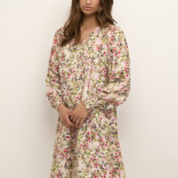 KAjohanna Blouse er en super fin skjortebluse med blomstermønster i flotte pink og røde toner. Blusen har v-halvudskæring samt 3/4-lange vide ærmer, der afsluttes med brede smock manchetter. KAjohanna Blouse er fra Kaffe Clothing og kan snildt bruges til både hverdag og fest. – kombiner gerne med det flotte jakkesæt ‘KAjenny’ i Pink Mist for ægte forårs-look. Pasform: Regular fit Længde: 61 cm svarer til str. 36 Vaskes på vrangen på 30* finvask. Ingen tumbling. Kan stryges ved mellem varme. Tåler rens. Materiale: 80% Viskose, 20% Polyamid KAFFE Clothing er et dansk modebrand beliggende i Ikast. De har siden 1993 har givet den naturlige feminine kvinde en moderne skandinavisk stil. KAFFE’s kollektioner er designet til moderne kvinder i alle aldre, størrelser og personligheder. Med over 20 års erfaring fortsætter de med at skabe tidløse kollektioner med smukke feminine detaljer. Deres fantastiske tekstiler, pasformer og alsidige stilarter giver et ubesværet og raffineret look. KAFFE Clothing er en del af DK Company, en succesfuld multibrand fashion group og i dag en af Europas mest etablerede modeleverandører. Du kan se hele udvalget fra KAFFE her og følge med på vores facebook og instagram profiler for at få sidste nyt på styles, konkurrencer og meget mere. Tilmeld dig vores nyhedsbrev her og få 10% rabat på din første ordre! front