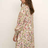 KAjohanna Blouse er en super fin skjortebluse med blomstermønster i flotte pink og røde toner. Blusen har v-halvudskæring samt 3/4-lange vide ærmer, der afsluttes med brede smock manchetter. KAjohanna Blouse er fra Kaffe Clothing og kan snildt bruges til både hverdag og fest. – kombiner gerne med det flotte jakkesæt ‘KAjenny’ i Pink Mist for ægte forårs-look. Pasform: Regular fit Længde: 61 cm svarer til str. 36 Vaskes på vrangen på 30* finvask. Ingen tumbling. Kan stryges ved mellem varme. Tåler rens. Materiale: 80% Viskose, 20% Polyamid KAFFE Clothing er et dansk modebrand beliggende i Ikast. De har siden 1993 har givet den naturlige feminine kvinde en moderne skandinavisk stil. KAFFE’s kollektioner er designet til moderne kvinder i alle aldre, størrelser og personligheder. Med over 20 års erfaring fortsætter de med at skabe tidløse kollektioner med smukke feminine detaljer. Deres fantastiske tekstiler, pasformer og alsidige stilarter giver et ubesværet og raffineret look. KAFFE Clothing er en del af DK Company, en succesfuld multibrand fashion group og i dag en af Europas mest etablerede modeleverandører. Du kan se hele udvalget fra KAFFE her og følge med på vores facebook og instagram profiler for at få sidste nyt på styles, konkurrencer og meget mere. Tilmeld dig vores nyhedsbrev her og få 10% rabat på din første ordre! back