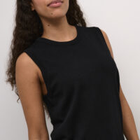 KAlizza Black Slipover er en blød vest I fintstrikket viskose fra Kaffe Clothing. Vesten er let og enormt behageligt at have på. Den har rund hals og falder let closeup