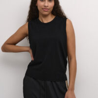 KAlizza Black Slipover er en blød vest I fintstrikket viskose fra Kaffe Clothing. Vesten er let og enormt behageligt at have på. Den har rund hals og falder let front
