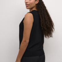 KAlizza Black Slipover er en blød vest I fintstrikket viskose fra Kaffe Clothing. Vesten er let og enormt behageligt at have på. Den har rund hals og falder let back